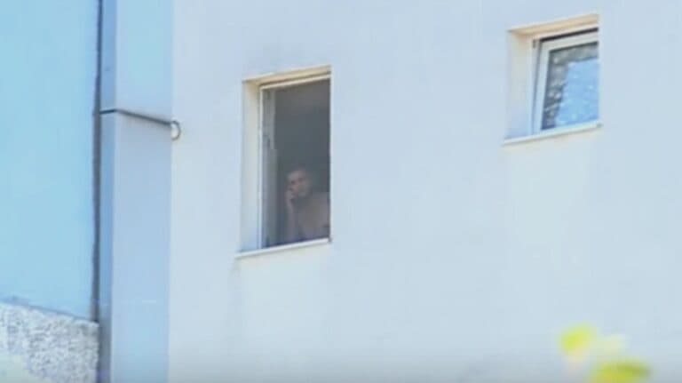 Întâlnire tensionată: Polițiștii negociază cu suspectul care s-a baricadat după moartea copilului concubinei sale