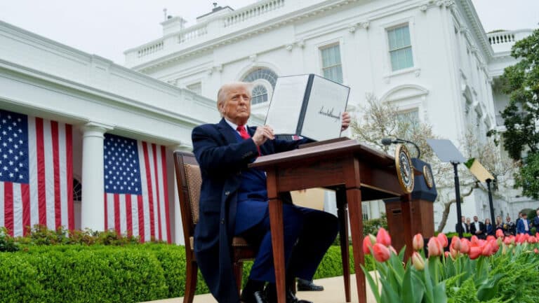 Noile tarife impuse de Statele Unite afectează zeci de națiuni, iar Trump garantează influxuri de „miliarde” pentru economia americană