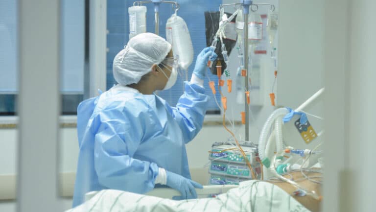 Explozie a cazurilor de Covid în România: o creștere alarmantă de peste 230% în iulie și șapte decese raportate
