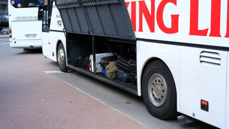O mamă din Noua Zeelandă și-a camuflat fetița de 2 ani într-o valiză, ascunzând-o în compartimentul pentru bagaje al unui autobuz