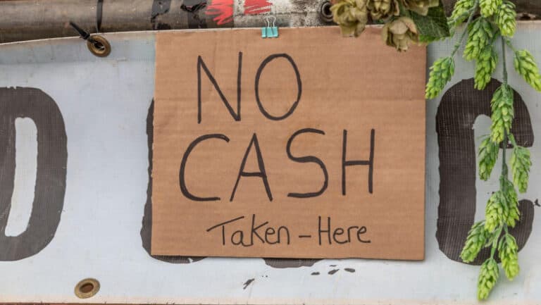 O națiune în care „banii în numerar dictează” și majoritatea cetățenilor nu dețin conturi bancare ar putea deveni prima din lume care interzice bancnotele