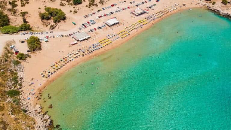 O turistă britanică s-a evaporat pe o plajă din Grecia, iar autoritățile au demarat o amplă operațiune de căutare pe mare și pe uscat