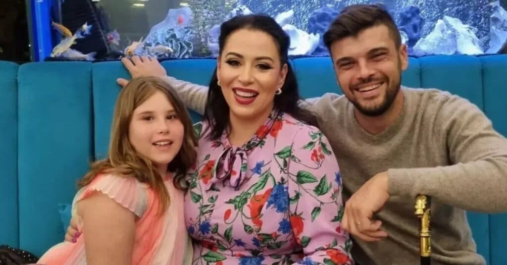 Oana Roman, profund afectată de atitudinea lui Marius Elisei față de fiica lor, Isabela, a declarat: „Interesul lui pentru ea s-a diminuat considerabil.”