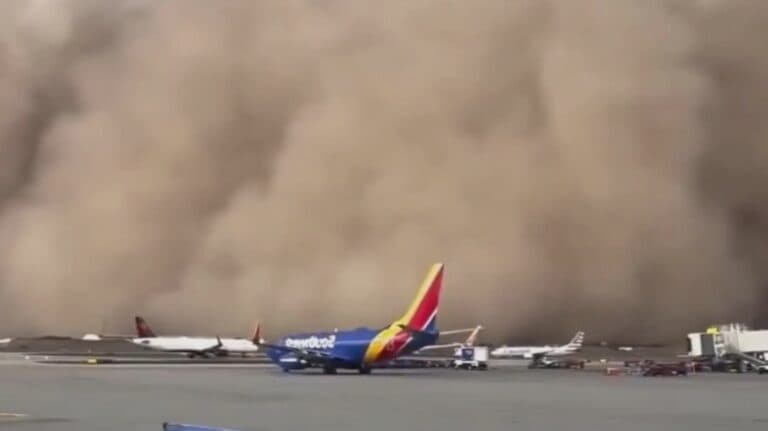 Phoenix, Arizona, sub asediul unei furtuni de nisip devastatoare! Traficul și zborurile sunt grav perturbate: pene de curent răspândite pe întregul teritoriu