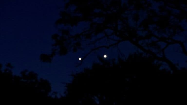 Tensiune în Germania din pricina a „două lumini misterioase pe cer”, interpretate greșit ca OZN-uri. Descoperă explicația acestui fenomen astronomic fascinant
