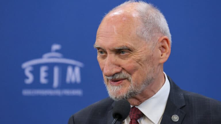 Parlamentul polonez a decis să înlăture imunitatea fostului ministru al Apărării Antoni Macierewicz. Care sunt acuzațiile aduse acestuia?