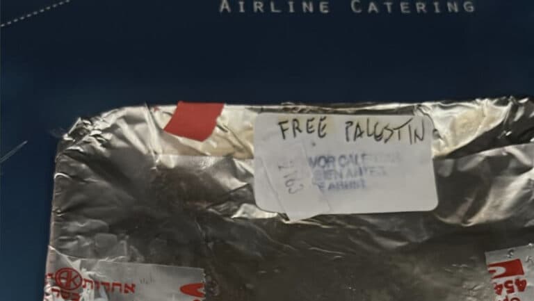 Pasagerii evrei de la un zbor Iberia au descoperit mesajul „Liber pentru Palestina!” pe tava cu mâncare koșer