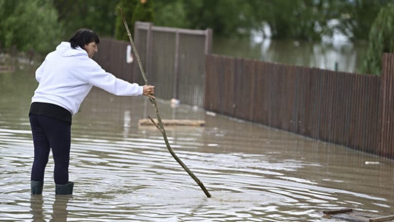 Avertizări de inundații pe cursurile de apă din 15 județe: hidrologii anunță cod portocaliu și galben, inclusiv pentru Suceava și Neamț