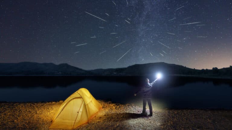 Perseidele din 2025: Spectacolul ceresc atinge maximul în această noapte. Descoperă locurile ideale pentru a observa până la 100 de meteori pe oră