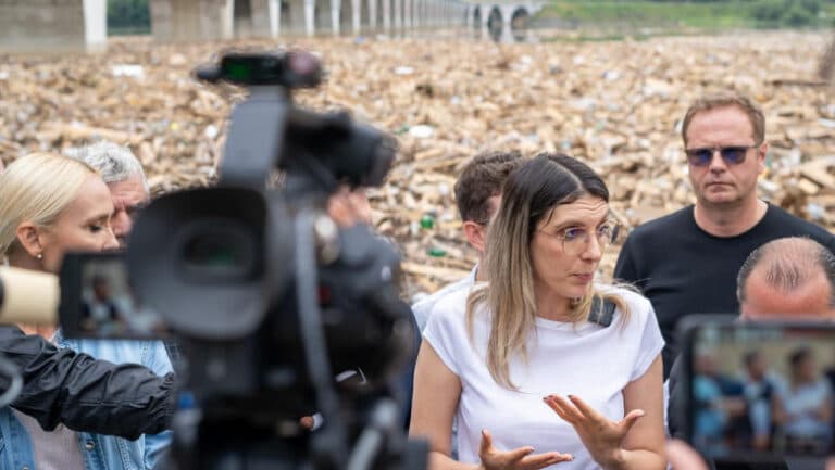 Aproape 200 de salvatori acționează la Borca și Fărcașa în urma inundațiilor. Diana Buzoianu: „Neamțul se află pe o bombă cu ceas.”