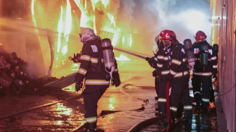 Incendiu devastator la Dragonul Roșu: Peste 3.800 mp afectați, pompierii reușesc să controleze flăcările în această dimineață