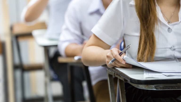 Peste 30.000 de absolvenți s-au înscris pentru sesiunea de toamnă a Bacalaureatului. Așteptarea rezultatelor începe