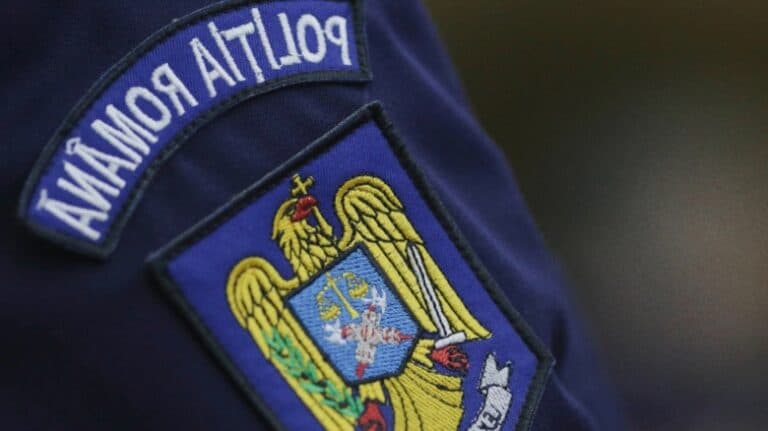 Agent de poliție atacat în timpul intervenției pentru calmarea unui conflict. Victima a fost transportată la spital, iar agresorul a fost reținut