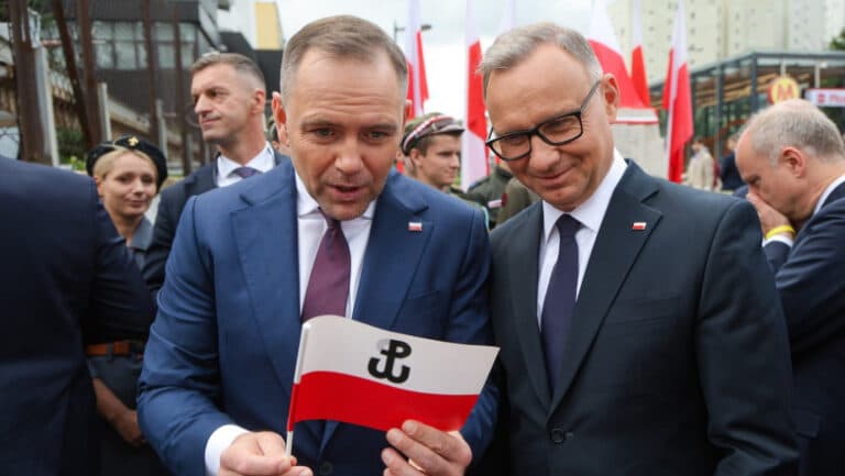 Polonia își împărtășește noul lider: Ce provocări așteaptă guvernul Tusk după alegerea naționalistului Karol Nawrocki?