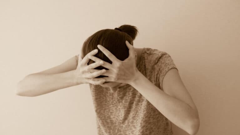 O luptă pentru libertate: Povestea unei femei care a înfruntat ani de violență și umilință, dând naștere prematur din cauza abuzurilor