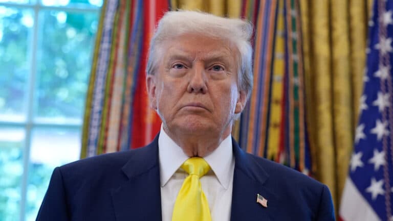 Aurul atinge o cotă record, iar tarifele lui Donald Trump amenință stabilitatea pieței metalelor prețioase
