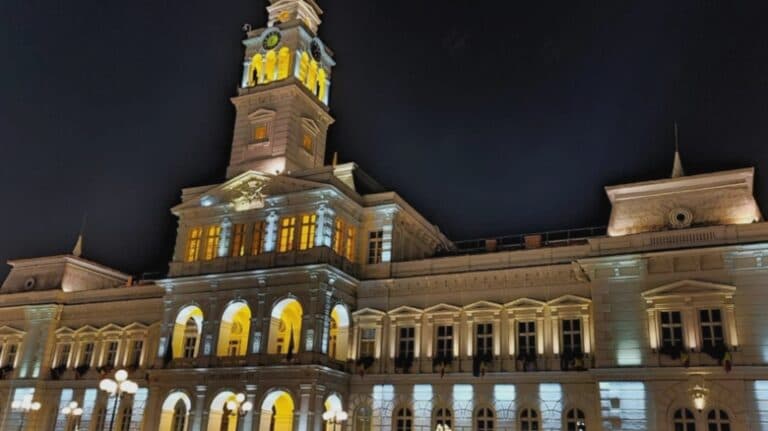 Primăriile din România suspendă activitatea pe termen nedefinit în semn de protest împotriva deciziilor guvernului Bolojan