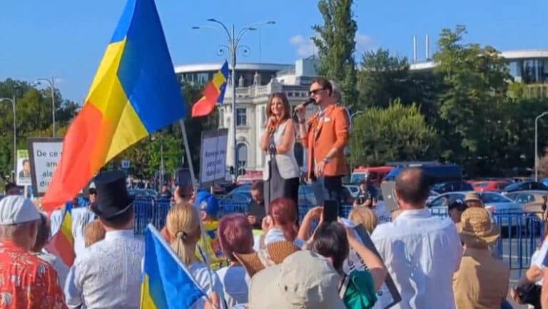 Protest în Piața Victoriei: Jandarmii aplică amenzi, un bărbat surprins cu un cuțit