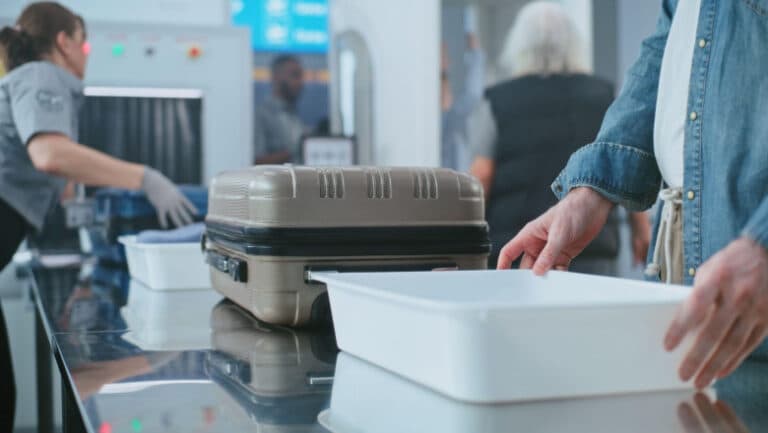 Posibilă renunțare la restricțiile privind lichidele în bagajele de mână în UE: aeroporturile românești se adaptează noilor reglementări