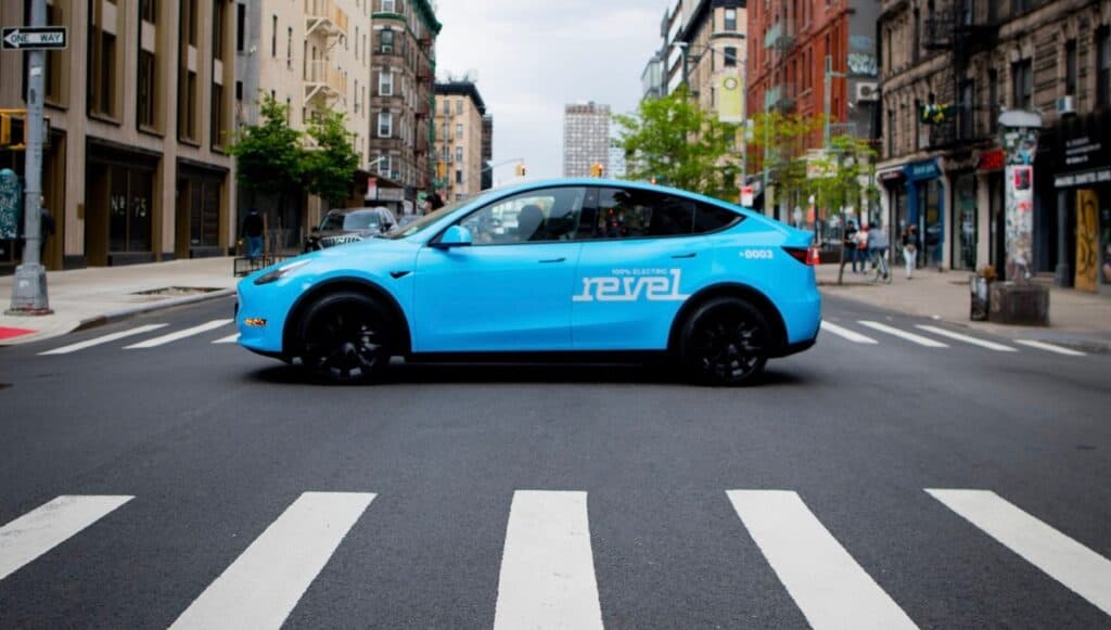 Revel își închide serviciul de transport pentru a se concentra pe încărcarea vehiculelor electrice