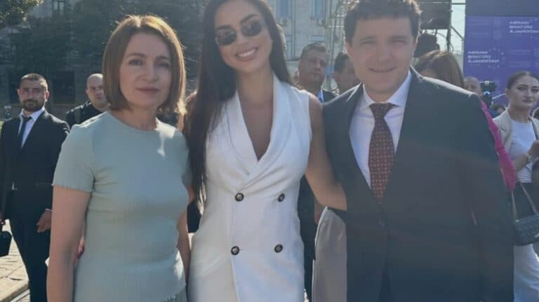 Românii suferă de foame în propriile case, iar Nicușor Dan s-a lăsat surprins alături de o dansatoare provocatoare