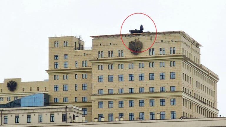Rusia reînvie sistemele de apărare aeriană sovietice în jurul Moscovei, amplasând zeci de unități de rachete Pantsir