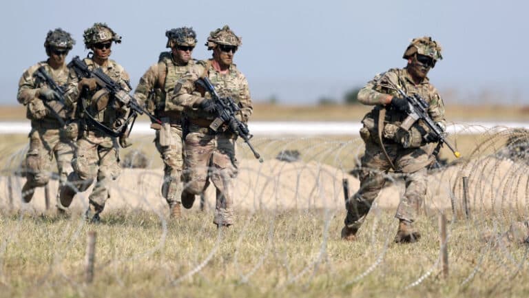 Polonia subliniază că Rusia caută discuții pentru diminuarea prezenței militare americane în Europa, la summitul din Alaska