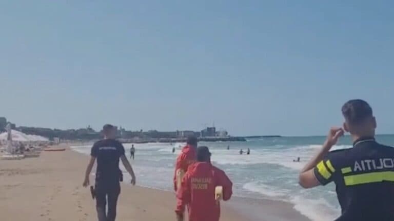 Salvamarii agresați în urma intervenției pentru salvarea turiștilor luați de valuri
