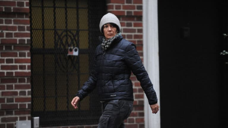 Controversa Epstein: Ghislaine Maxwell a fost transferată într-o închisoare cu condiții mai blânde; Trump afirmă că nu i s-a solicitat grațierea