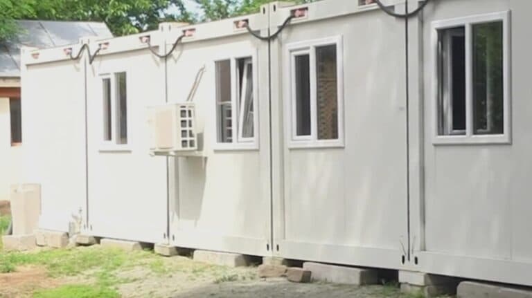 Școli fără autorizații, elevii se mută în containere: o situație scandaloasă în Maramureș