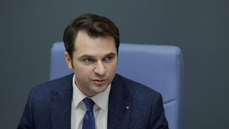 Sebastian Burduja devine consilier onorific al premierului, sub îndrumarea lui Ilie Bolojan