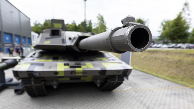 Directorul gigantului german în domeniul armamentului anticipează o scădere a prețurilor tancurilor și echipamentelor militare, în contextul în care Europa își întărește forțele armate