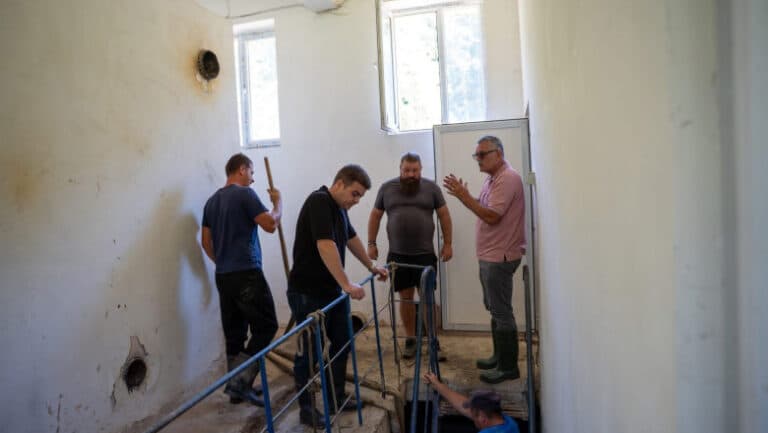 Reluarea furnizării apei potabile în Ostra, după inundațiile devastatoare, a fost anunțată de președintele Consiliului Județean Suceava
