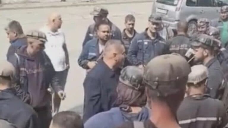 Criză în Valea Jiului: Minerii s-au baricadat în mină din cauza neplății salariilor, iar directorul general a demisionat în fața protestelor