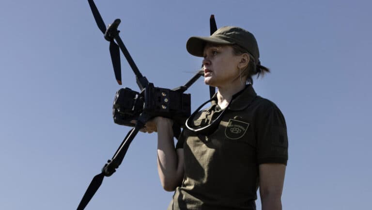 Strategia accesibilă a Ucrainei pentru apărarea cerului: dronele de interceptare