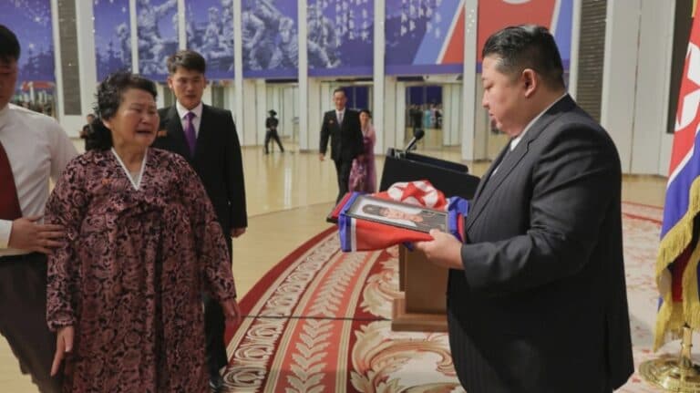 Ceremonie emoționantă la Phenian: Kim Jong Un își arată compasiunea față de familiile soldaților căzuți în Ucraina, într-un moment plin de tristețe