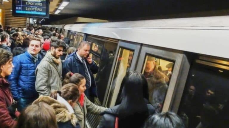 Metroul din București: Probleme majore identificate în urma unei inspecții, în timp ce personalul de la suprafață beneficiază de sporuri pentru condiții subterane