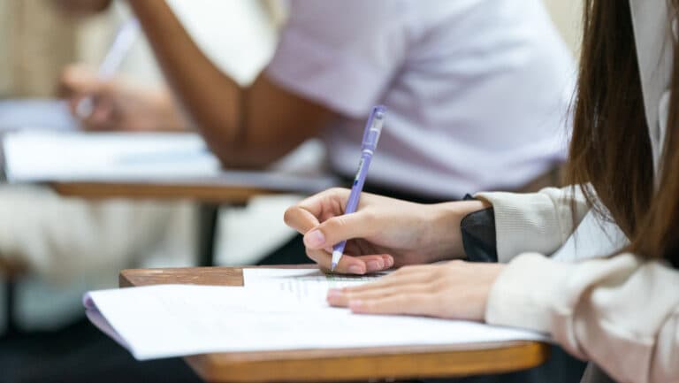 Subiecte BAC toamnă 2025: Elevii își testează cunoștințele la limba și literatura română în cadrul probei scrise