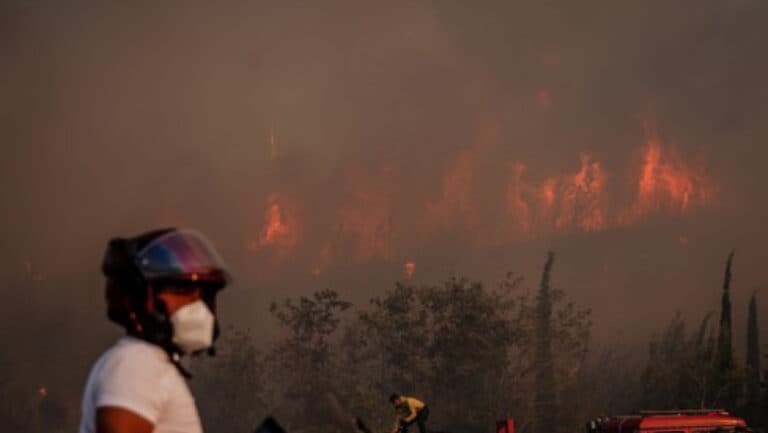 Sute de oameni au fost strămutați în nord-vestul Turciei din cauza incendiilor de vegetație, iar peste 700 de pompieri se confruntă cu flăcările devastatoare