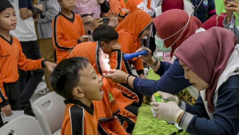 Sute de persoane afectate de intoxicații alimentare în Indonezia după un prânz la școală