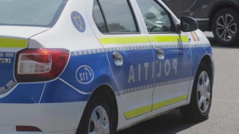 Tânăr fără permis, surprins în timp ce își transporta prietenul pe plafonul mașinii, identificat și sancționat de poliție