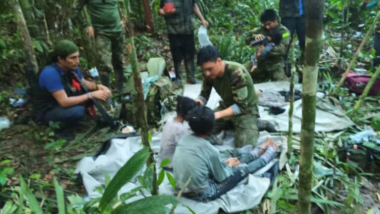 Tatăl micuților care au reușit să supraviețuiască mai bine de o lună în jungla columbiană, după prăbușirea avionului, a fost găsit vinovat de abuz sexual
