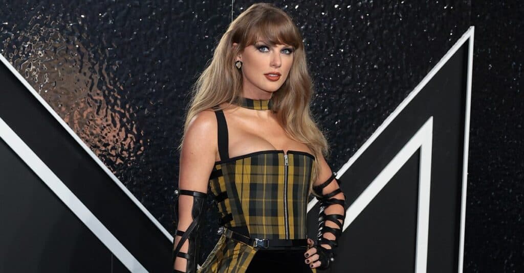 Taylor Swift ne încântă cu coperta și tracklistul noului album „Viața unei starlete”. Data lansării este aproape