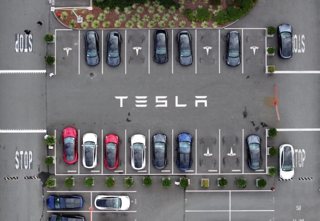 Tesla își îndreaptă atenția spre serviciile de transport: o mișcare îndrăzneață în mobilitate