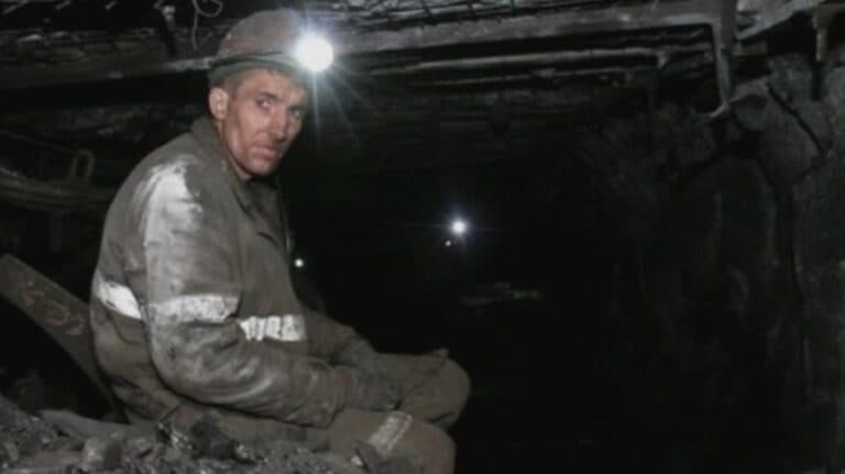 Criza financiară în Valea Jiului: Minerii descoperă cu surprindere că salariile întârzie în ziua plății