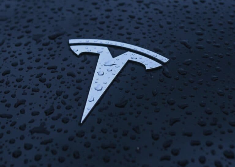 Tesla contestă verdictul de 243 de milioane de dolari în procesul legat de decesul provocat de Autopilot