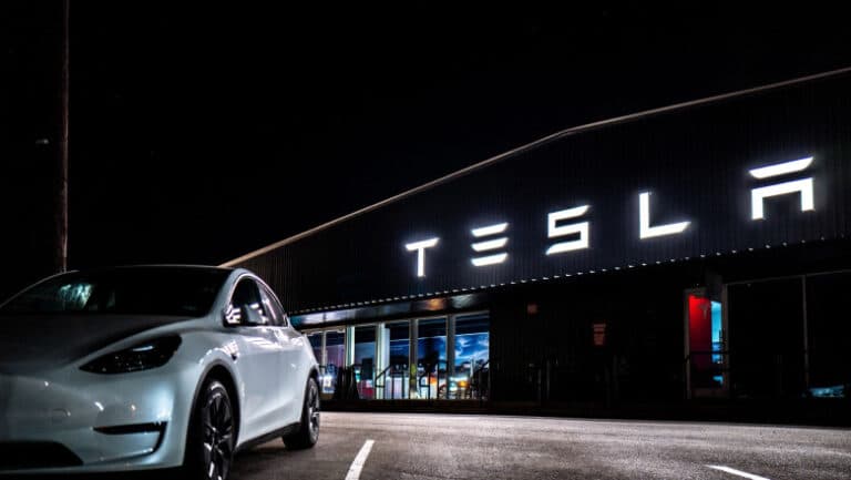 Tesla a fost găsită parțial responsabilă pentru un accident tragic. Pilotul automat a fost activ. Ce compensații va trebui să achite compania lui Musk?