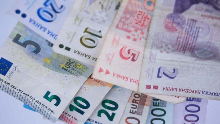 Începând de astăzi, toate magazinele din Bulgaria își vor eticheta produsele în leva și euro