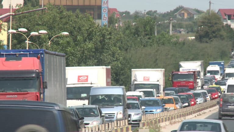 Agitație pe DN 39 spre și dinspre Vama Veche din cauza unui accident cu un autocar și patru vehicule