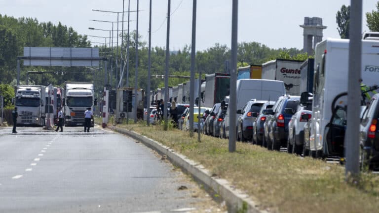 Înghesuială pe Podul Prieteniei din Giurgiu: rute alternative pentru șoferii români în drumul spre Bulgaria